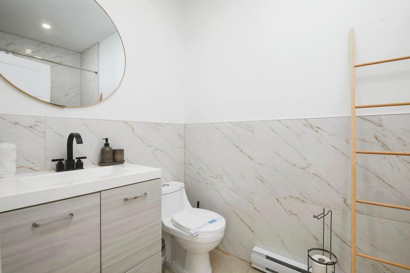 Apartment Contemporary 2br Retreat In Mtl Village Zh4 *
