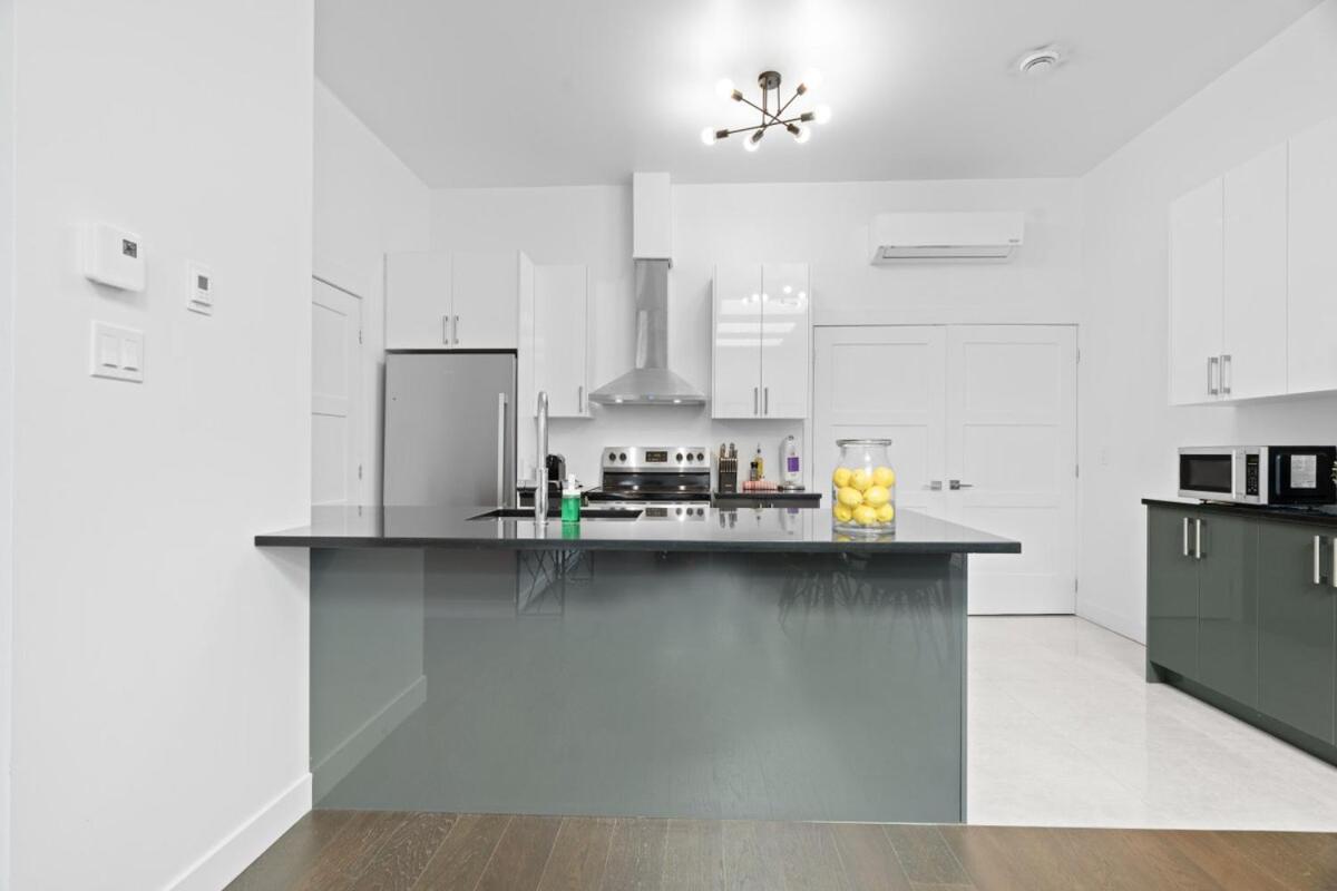 Apartment Modern And Cozy 2bdr Near St-hubert Plaza *