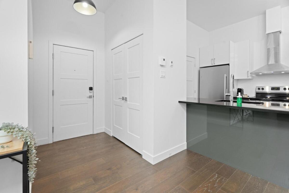 Modern And Cozy 2bdr Near St-hubert Plaza Montreal