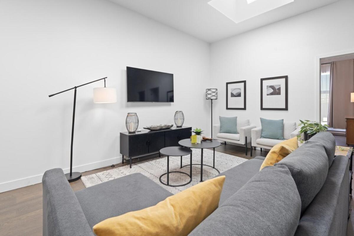 Apartment Modern And Cozy 2bdr Near St-hubert Plaza