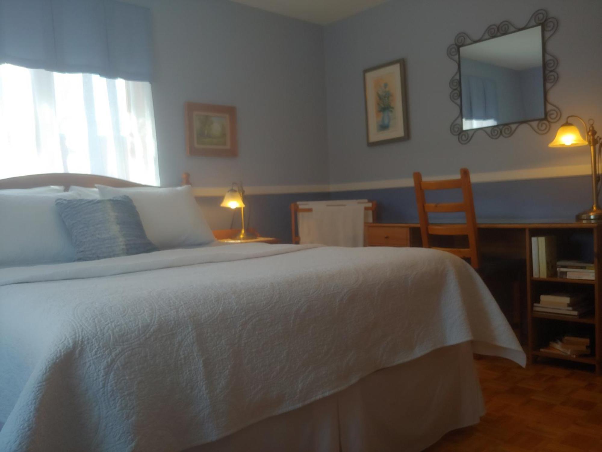 3 Bedrooms 3 Beds Near Metro -2 Parking Free Montreal