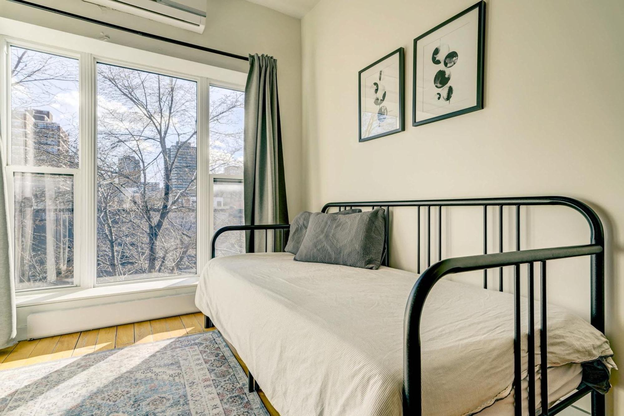 Spacious Group Haven Near Trendy St Laurent Apartment