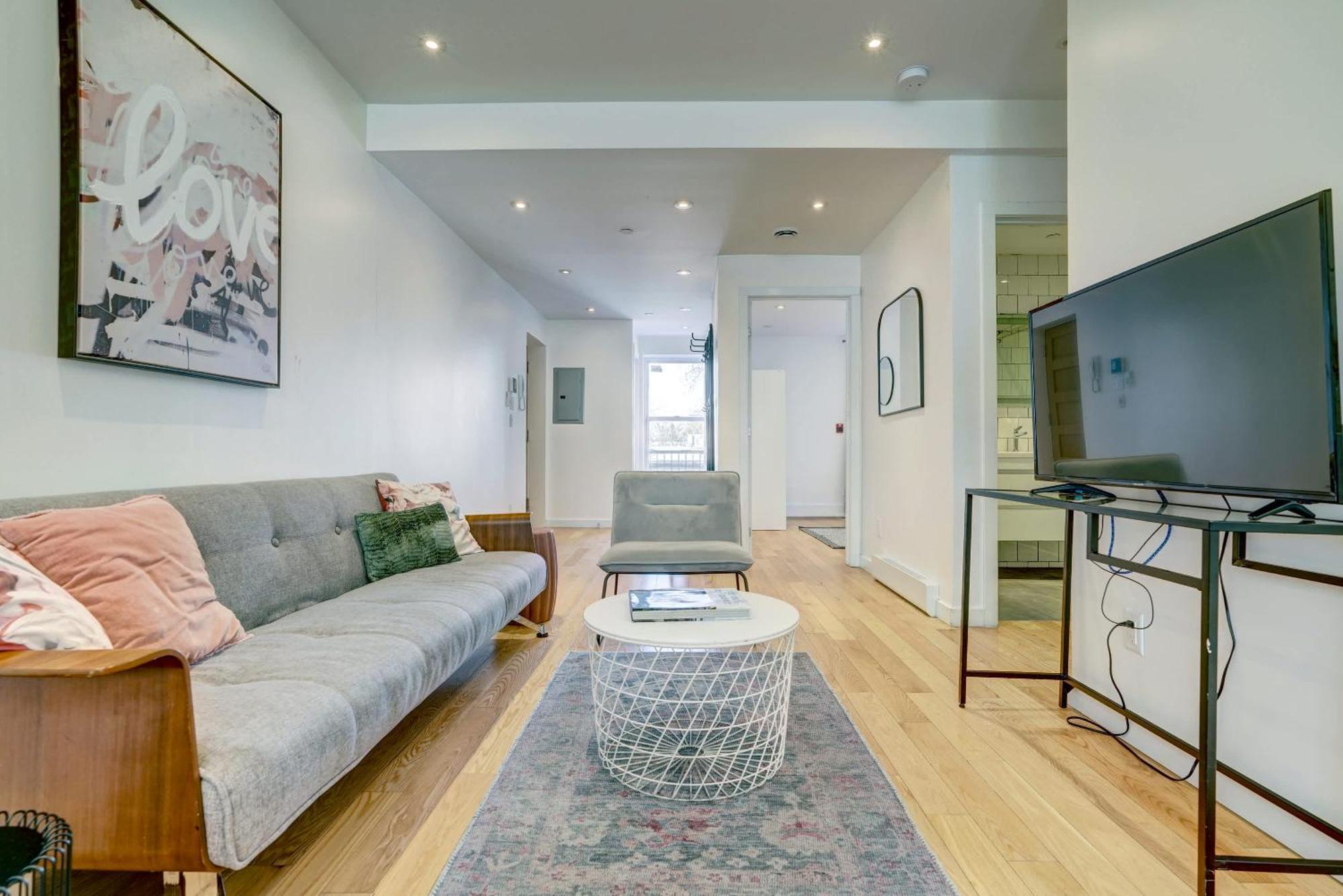Spacious Group Haven Near Trendy St Laurent Montreal