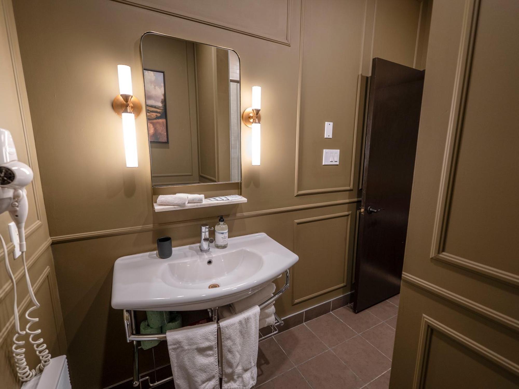Self Check-in Boutique - Quartier Latin - 301 * Montreal