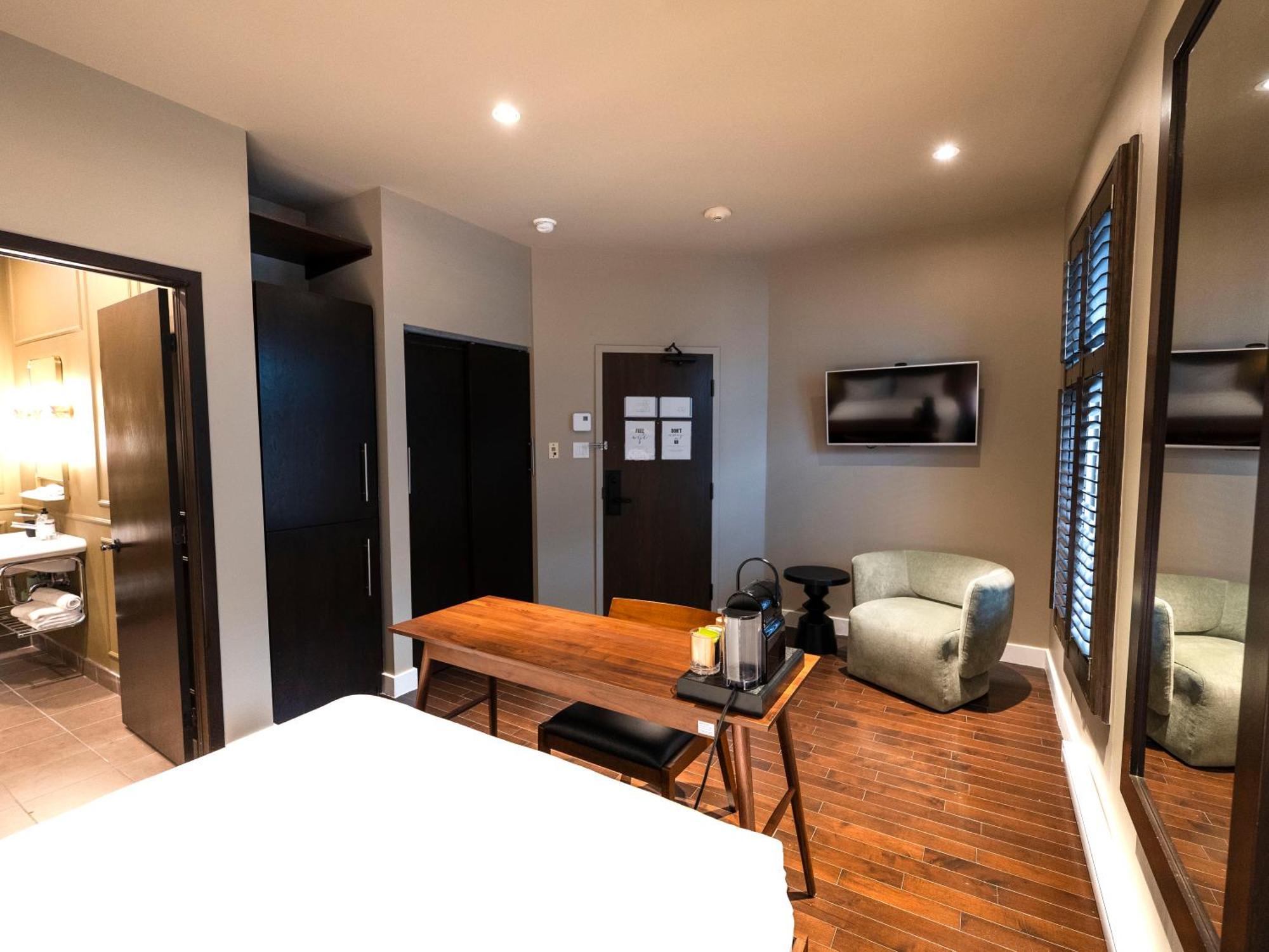 Self Check-in Boutique - Quartier Latin - 302 Montreal