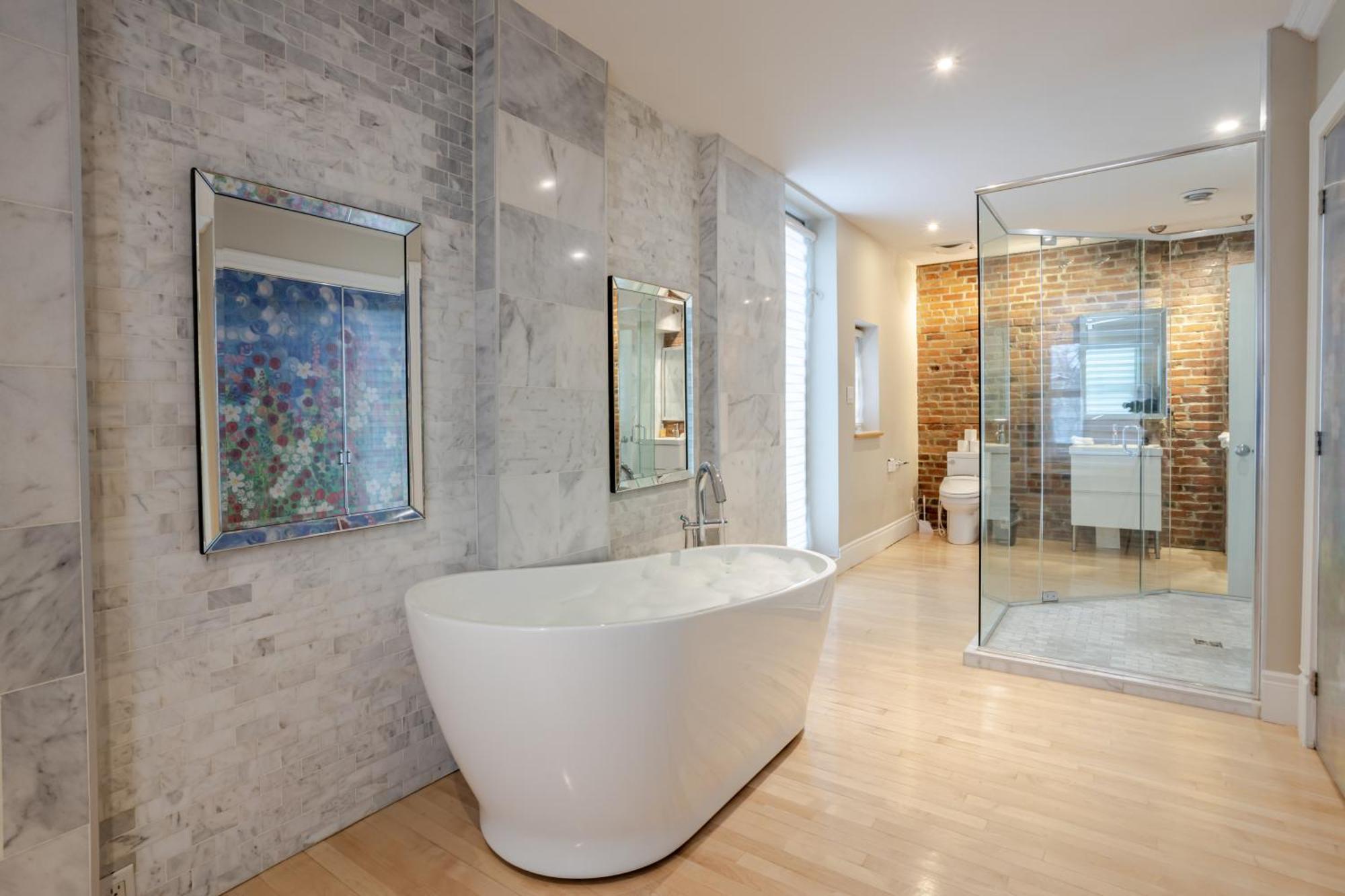 Downtown Retreat With Modern Comfort *