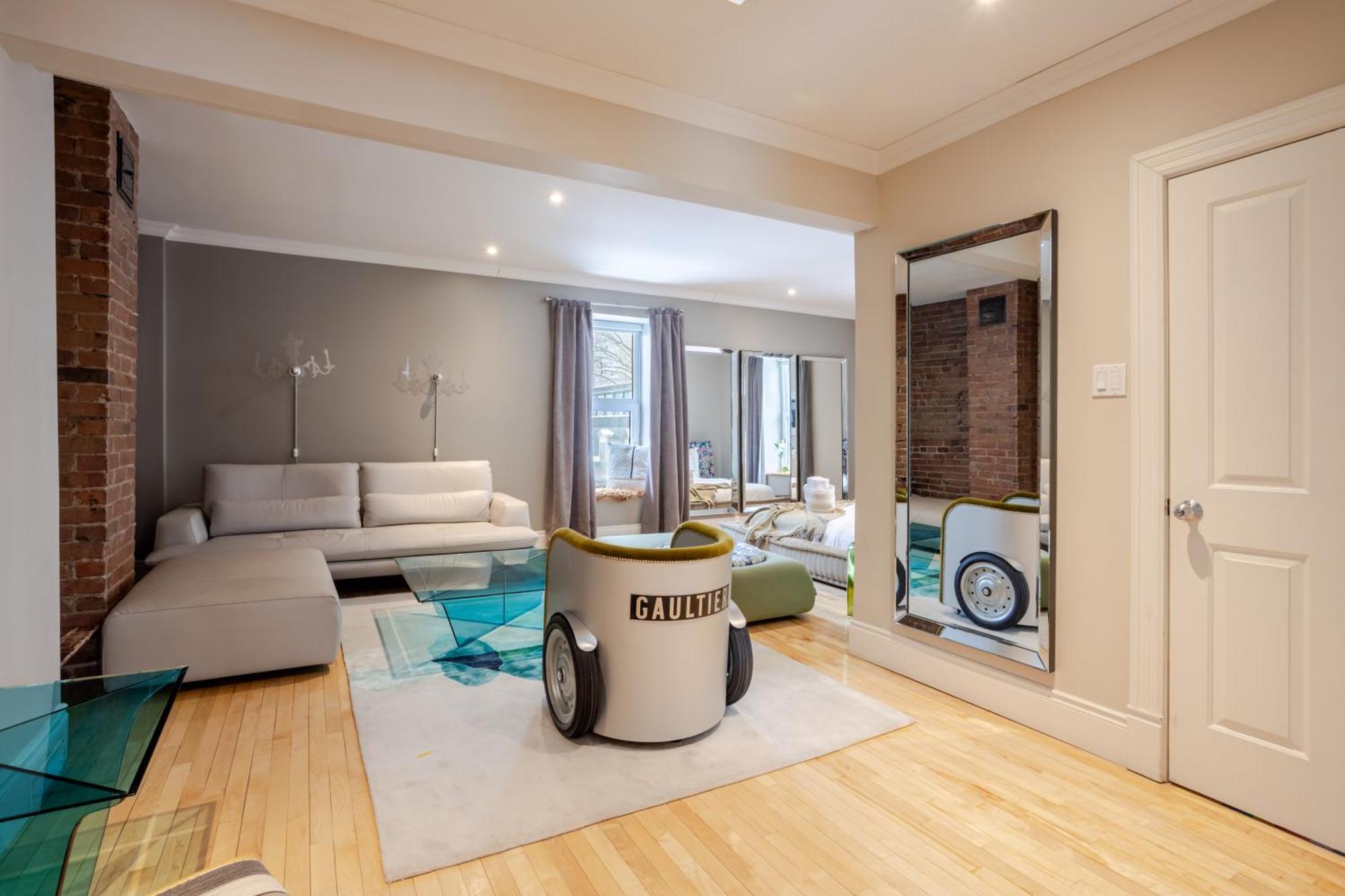 Downtown Retreat With Modern Comfort * Montreal