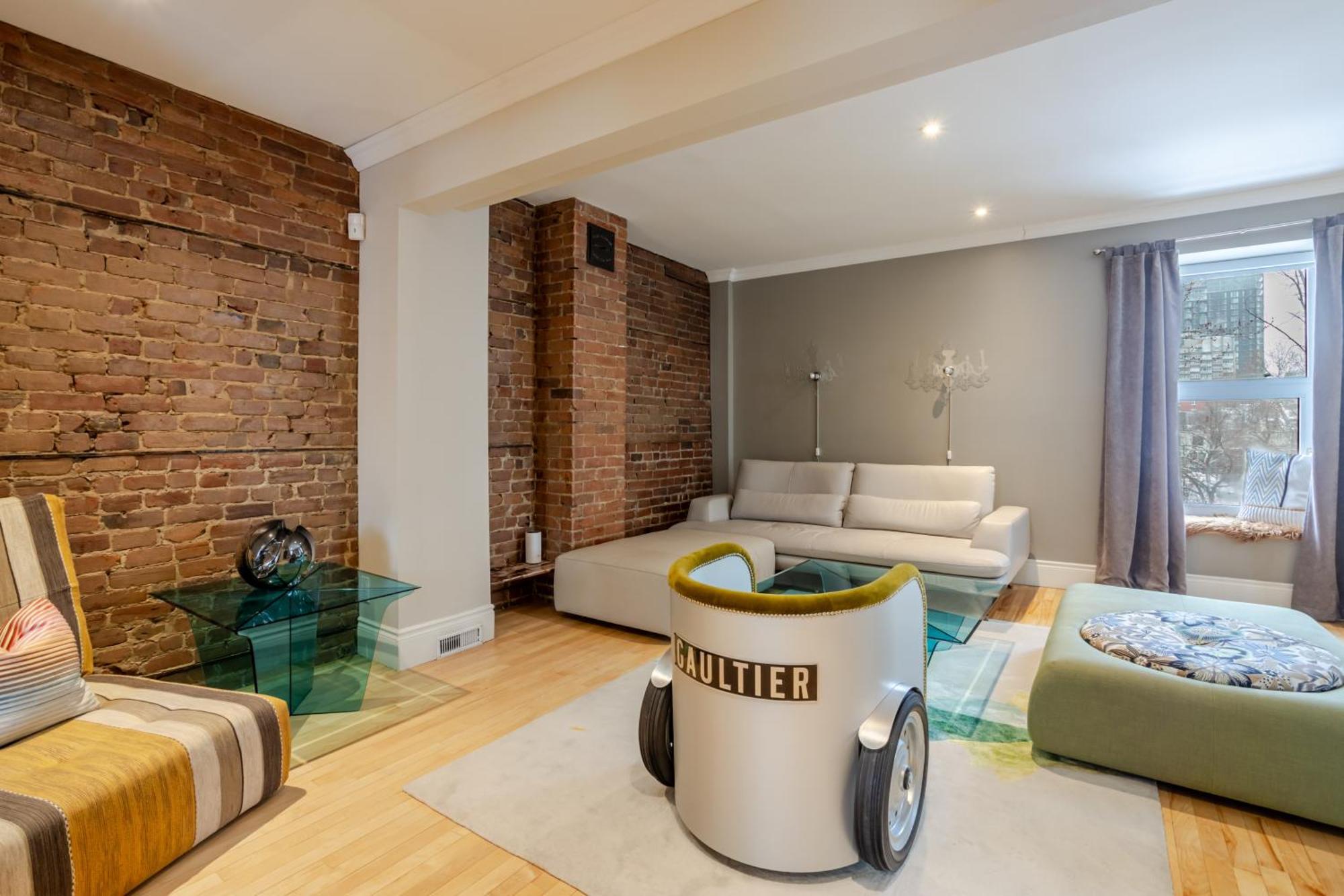 Downtown Retreat With Modern Comfort *