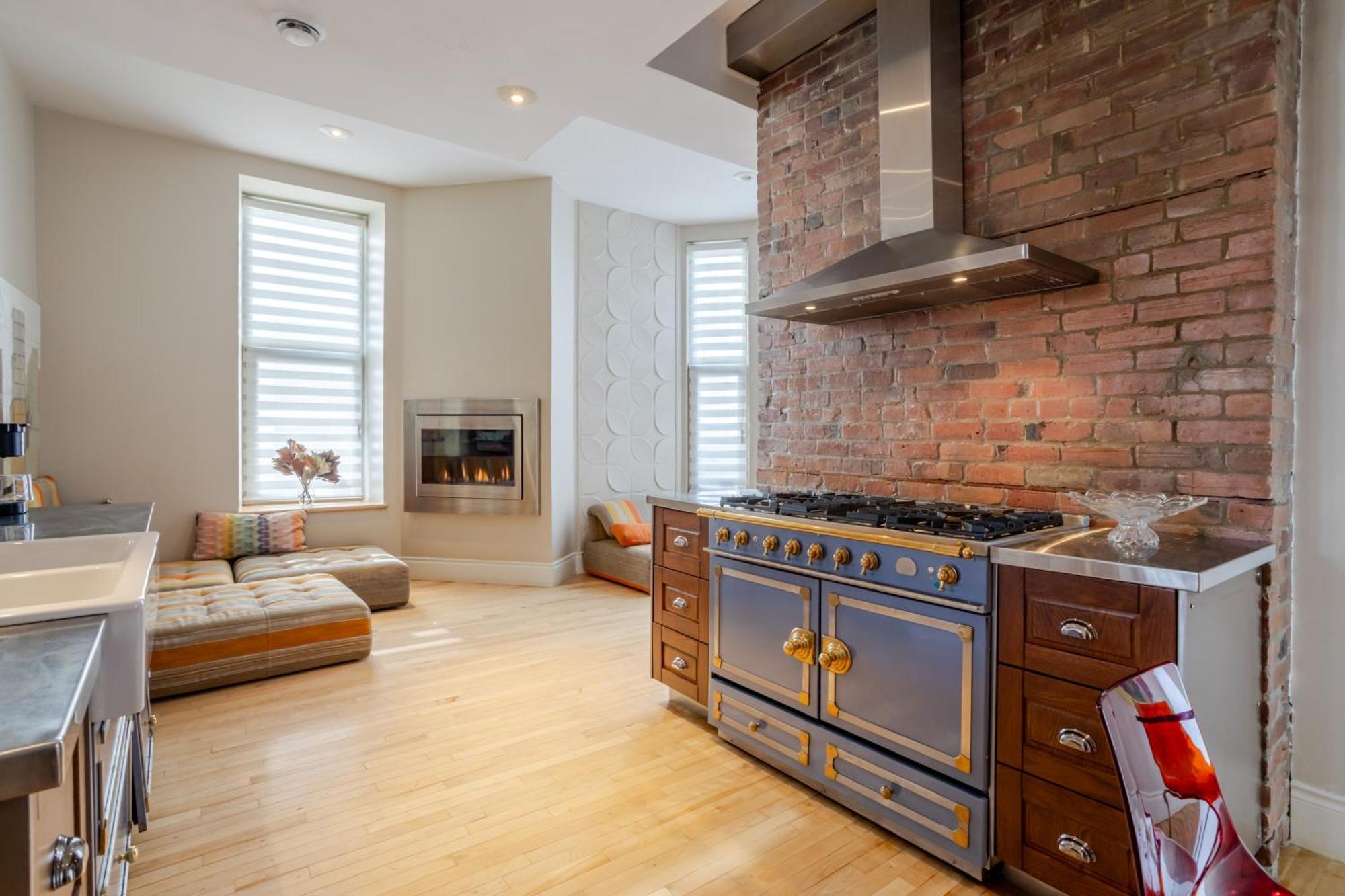 Downtown Retreat With Modern Comfort * Montreal