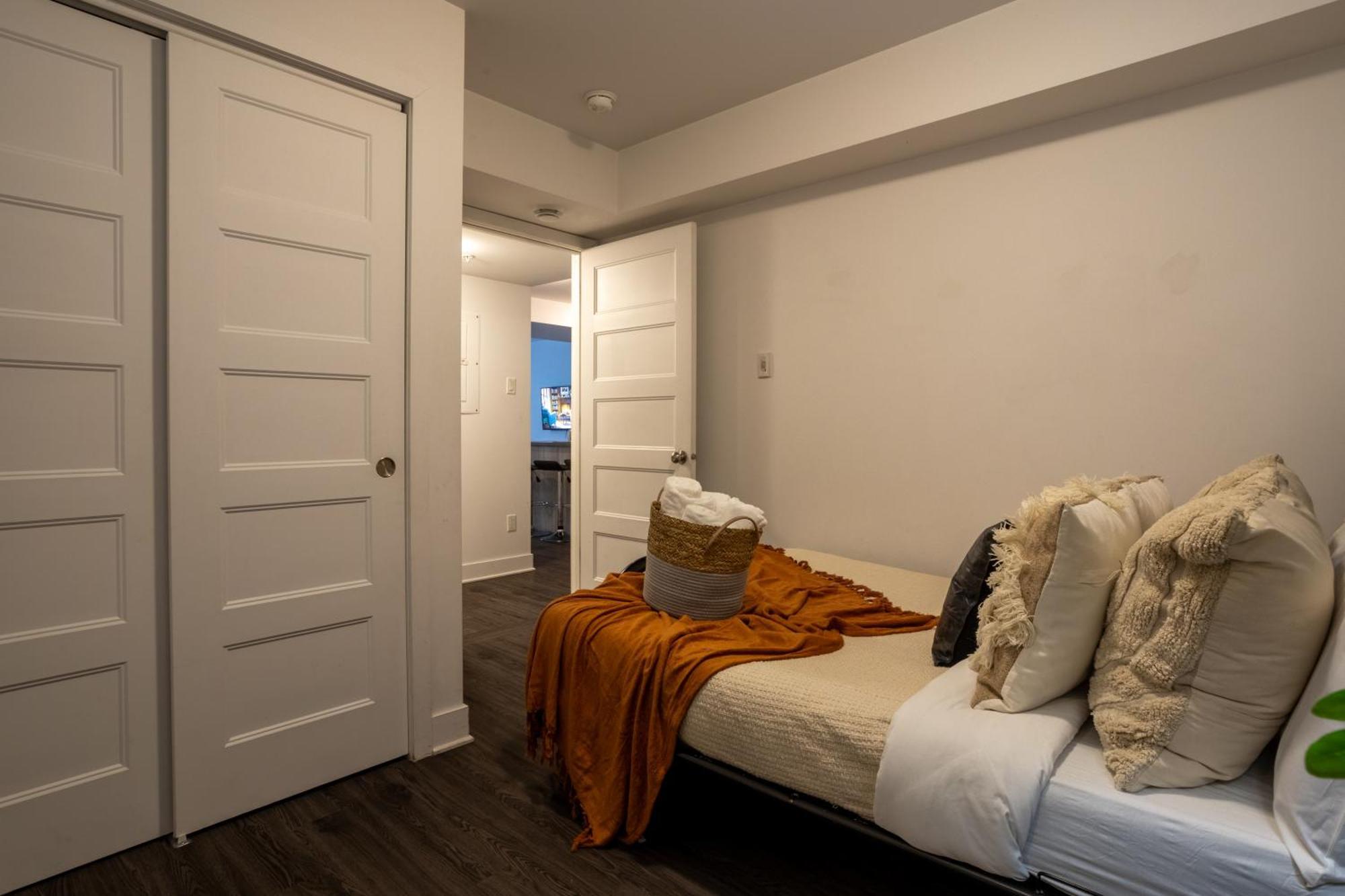 Amazing 4 Bedroom Unit In Downtown * Montreal