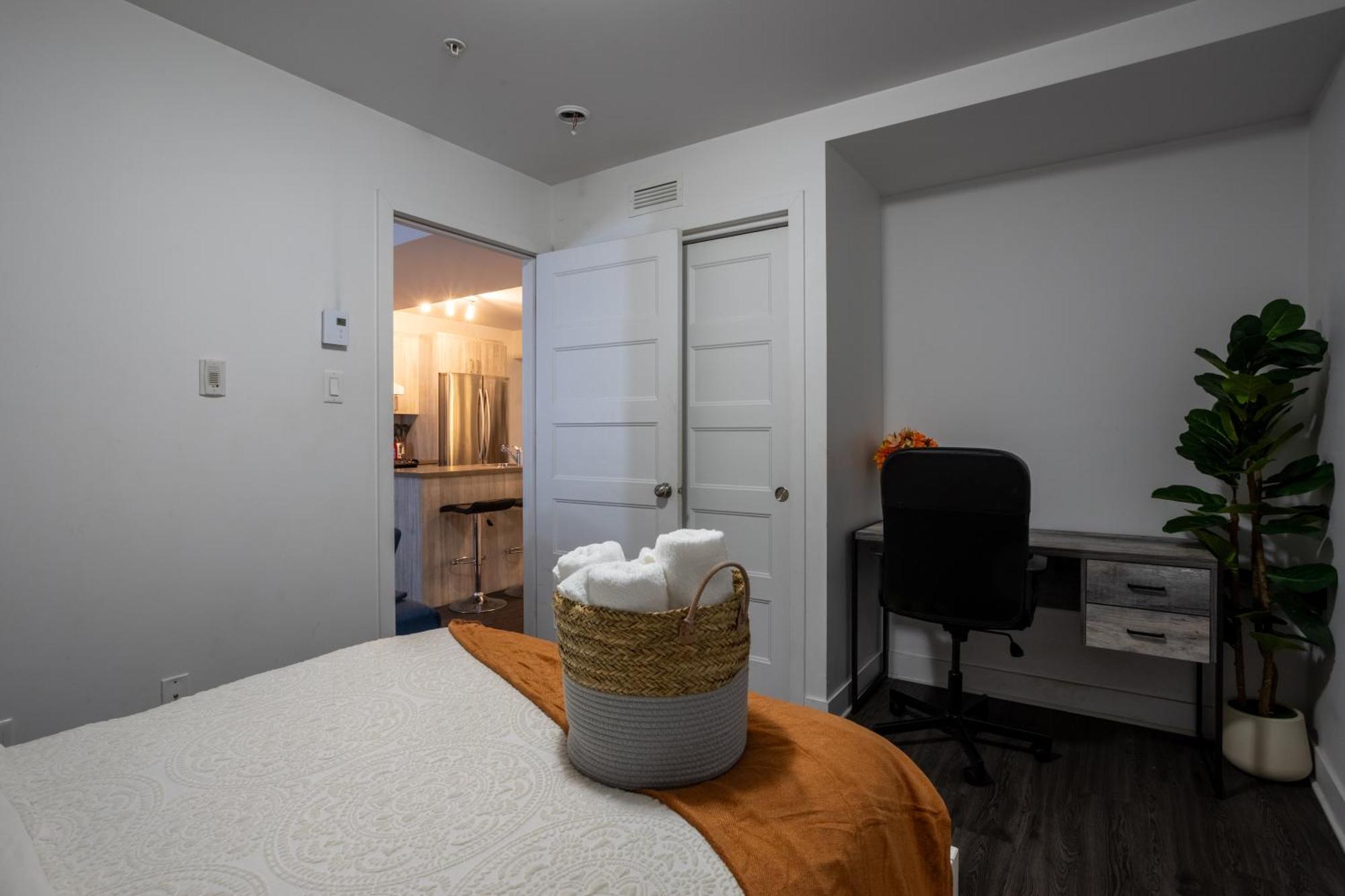 Amazing 4 Bedroom Unit In Downtown * Montreal