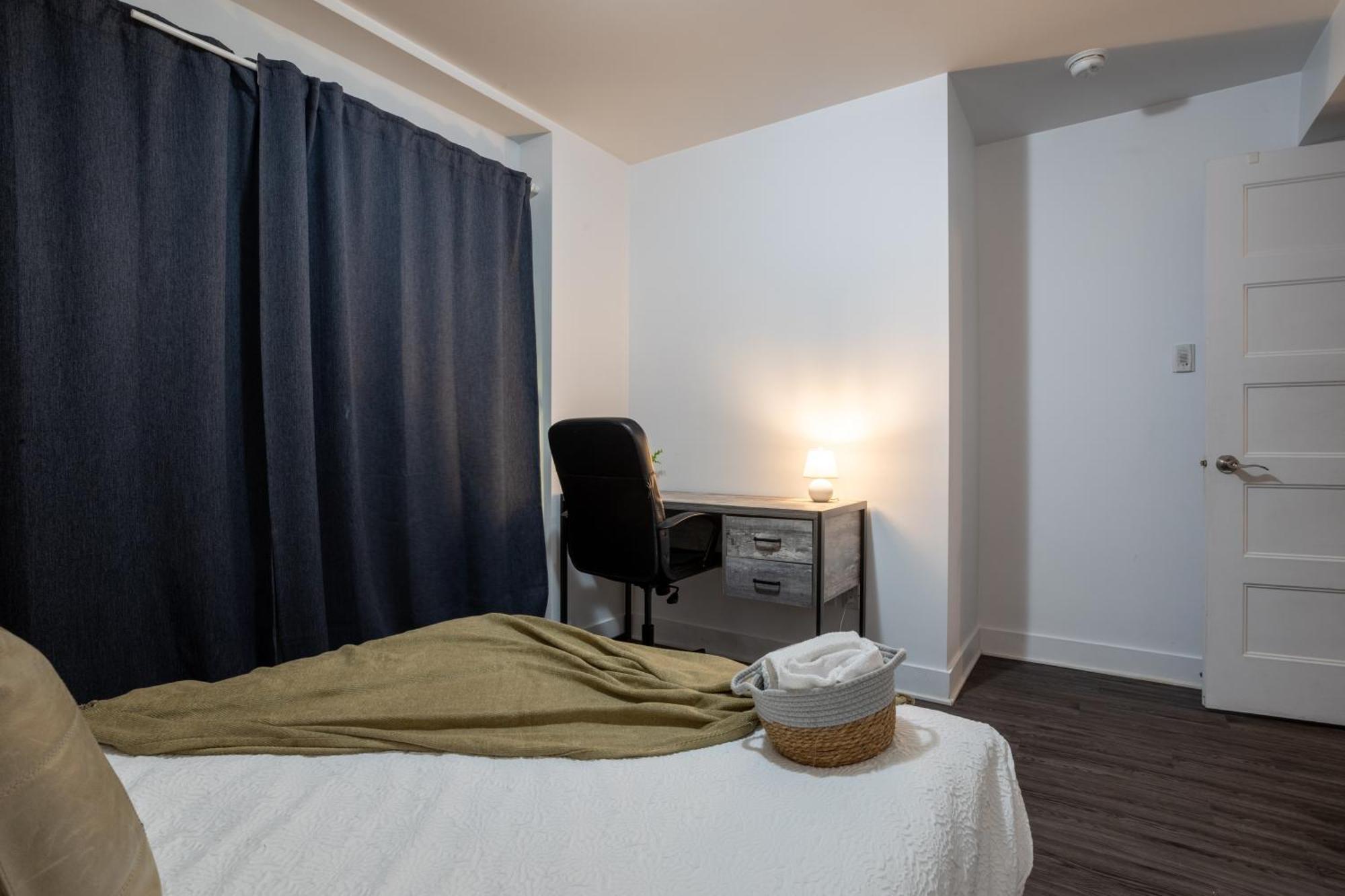 Amazing 4 Bedroom Unit In Downtown *