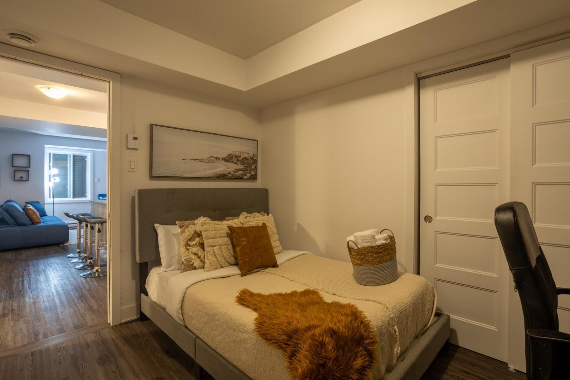 Amazing 4 Bedroom Unit In Downtown Apartment Montreal
