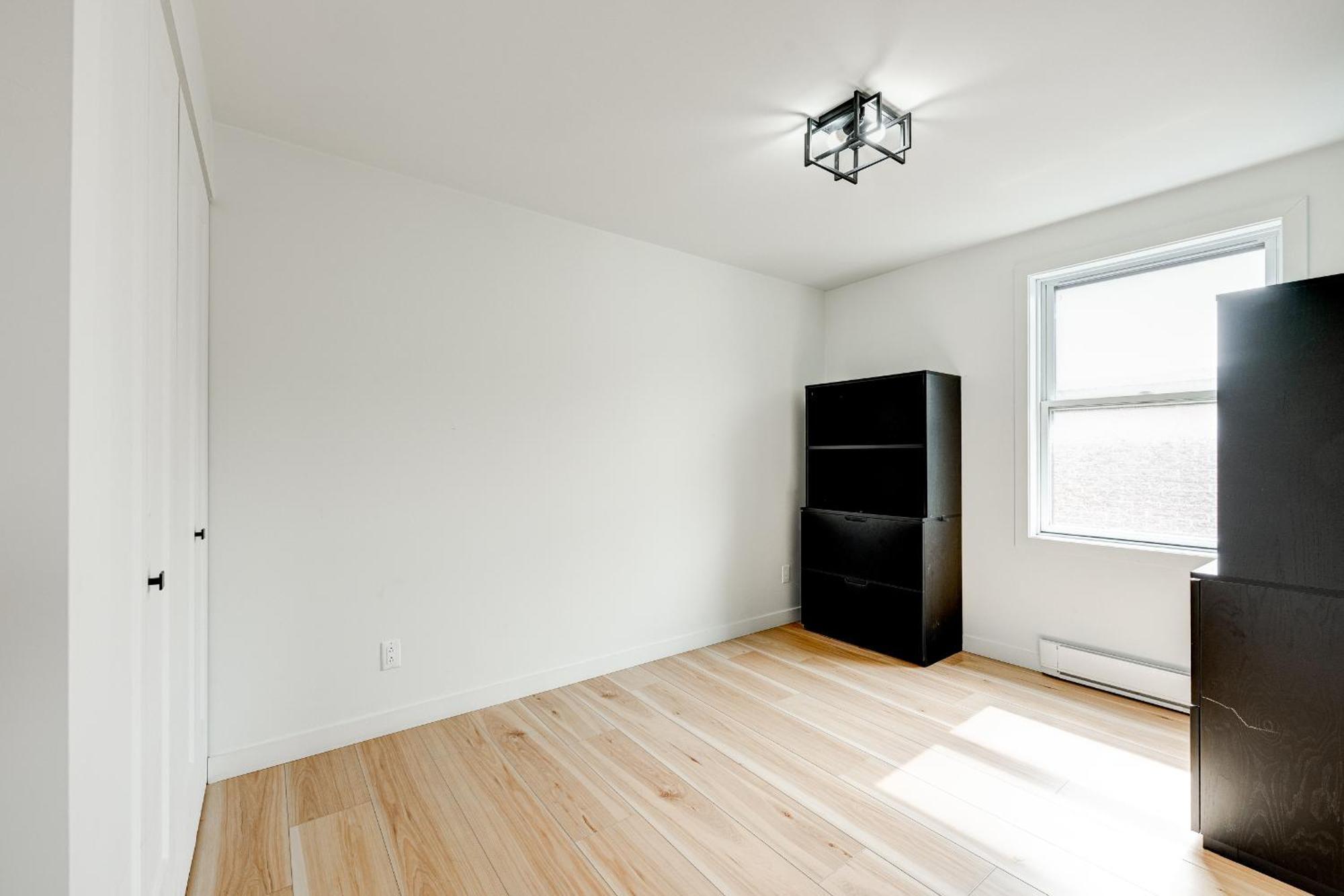 Apartment 3-bedroom Unit In Downtown Close To Metro Montreal