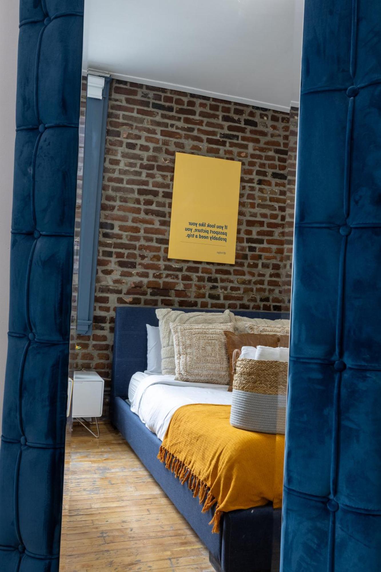Prime Location Charming 4br In Downtown Mtl Apartment