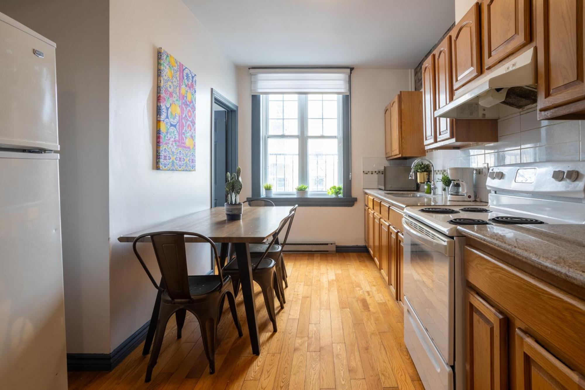 Prime Location Charming 4br In Downtown Mtl Apartment Montreal