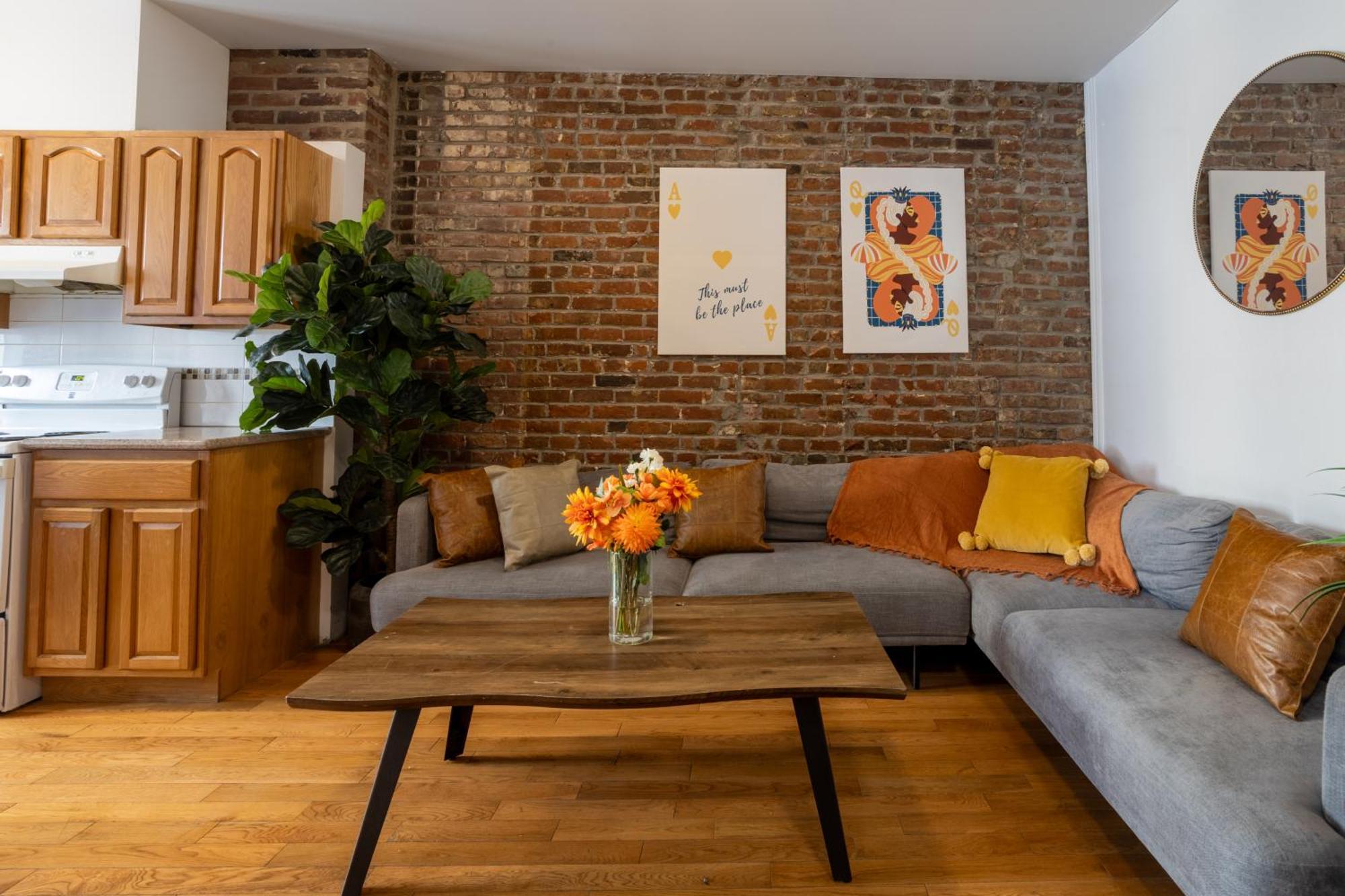 Prime Location Charming 4br In Downtown Mtl