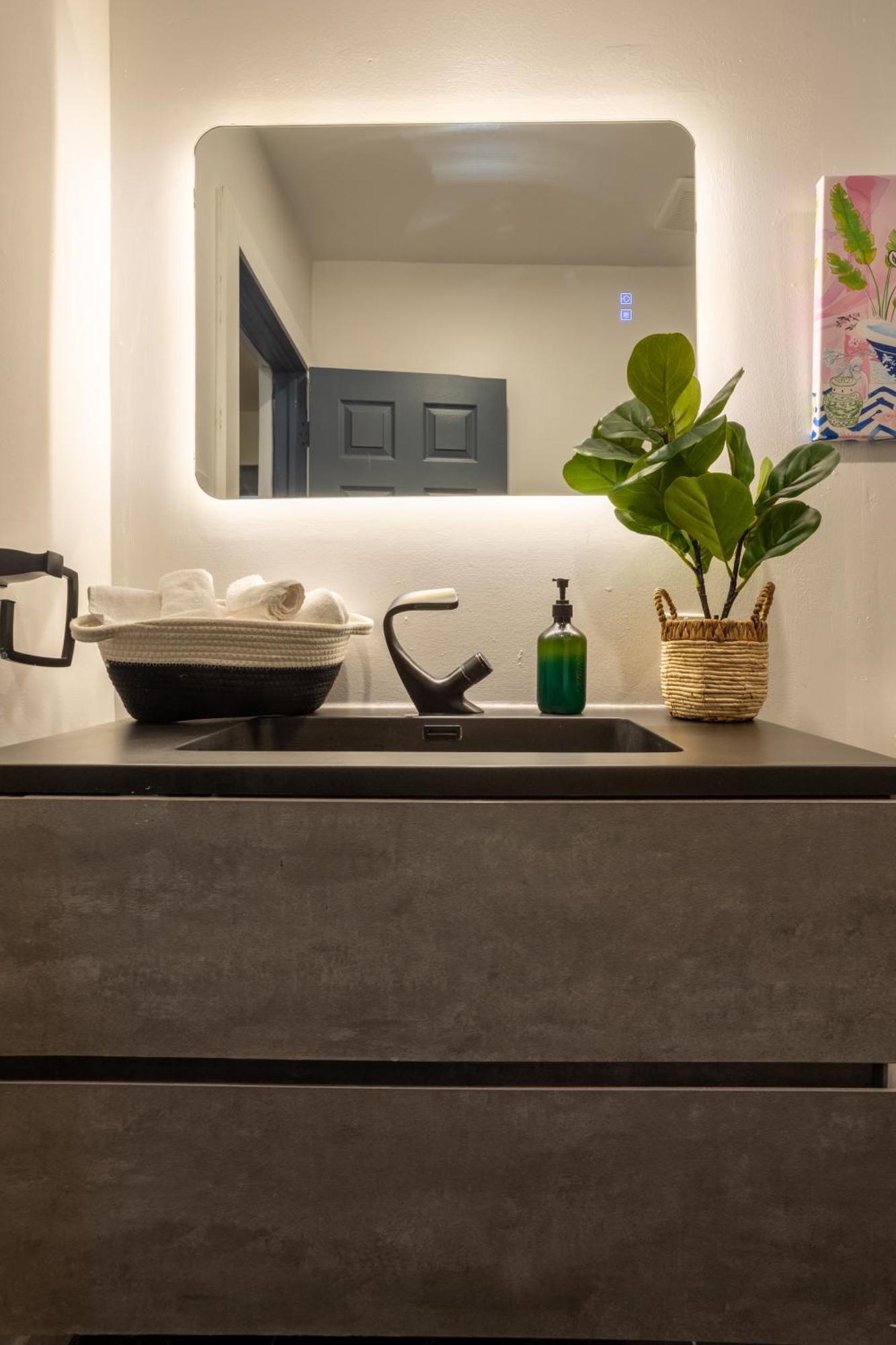 Prime Location Charming 4br In Downtown Mtl Apartment