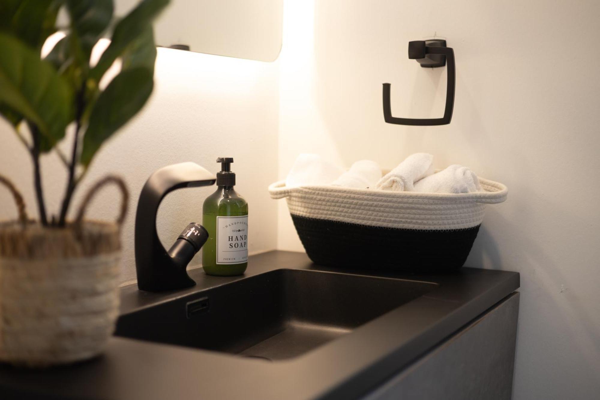 Prime Location Charming 4br In Downtown Mtl Apartment *