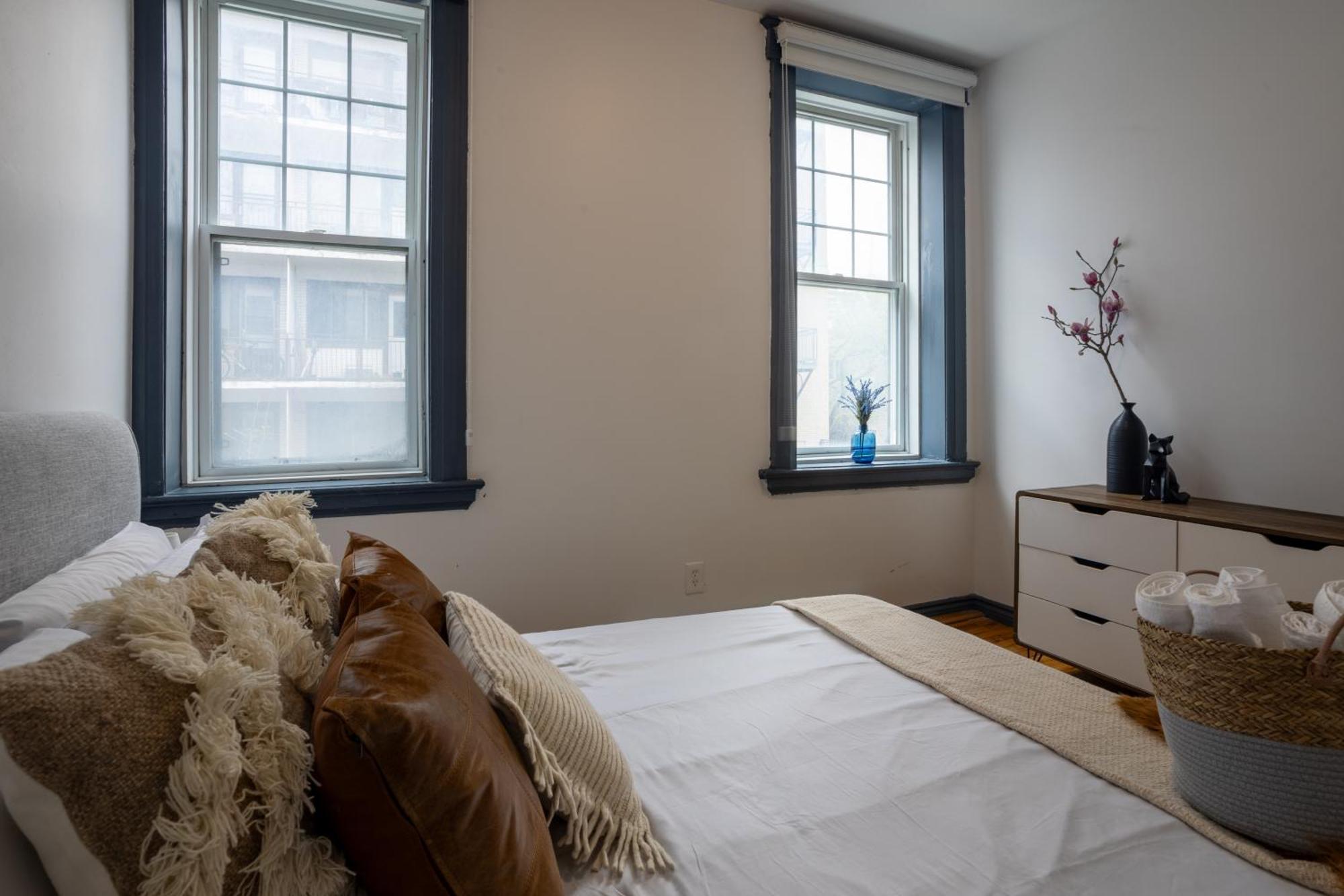 Prime Location Charming 4br In Downtown Mtl Apartment *