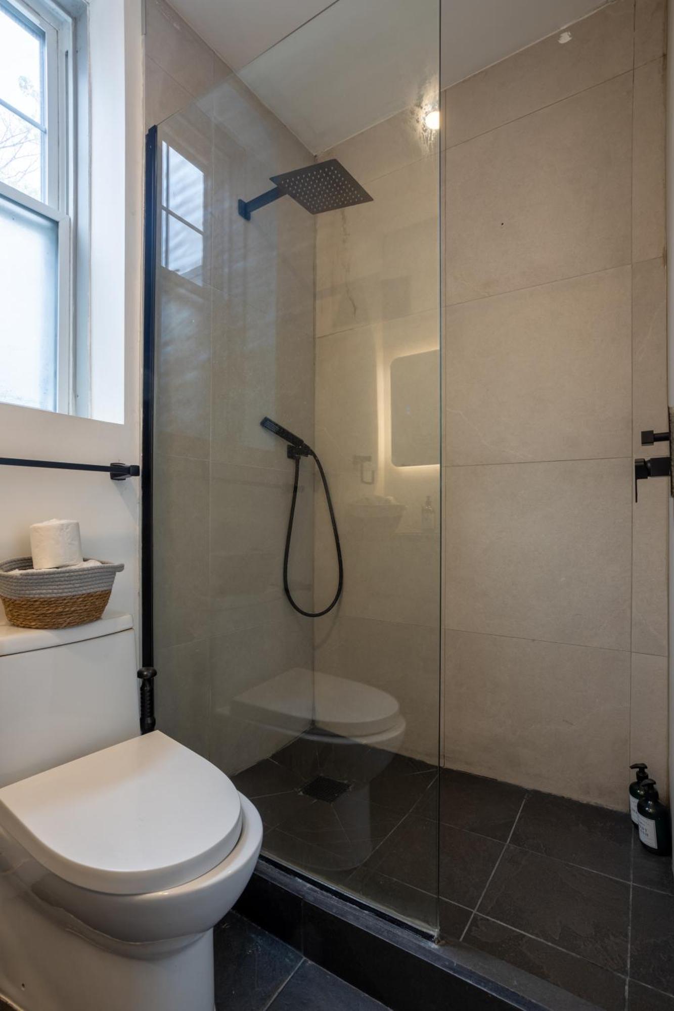 Prime Location Charming 4br In Downtown Mtl *