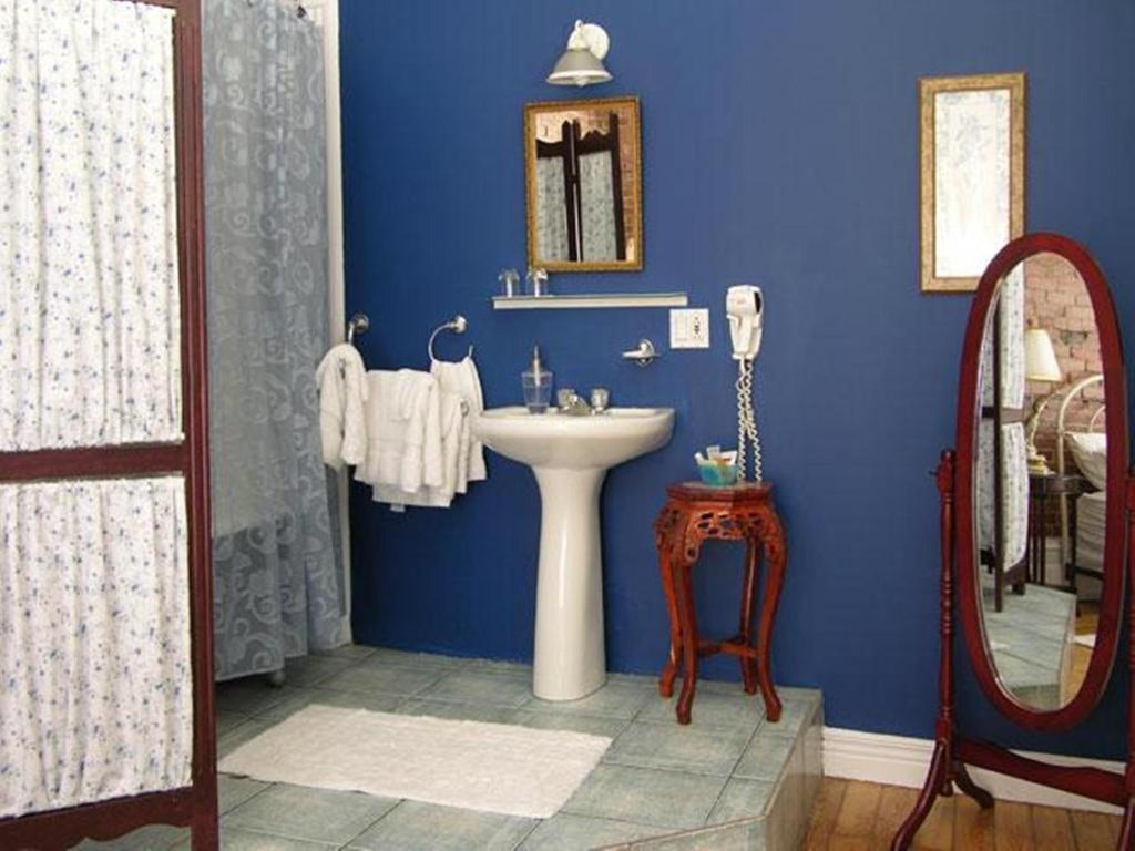 Angelica Blue 4* Montreal