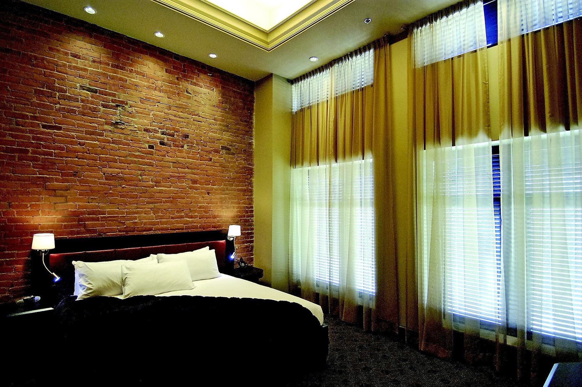 Place D'armes Hotel Montreal