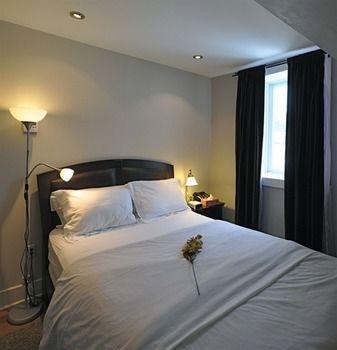 & Carre Saint-louis Montreal