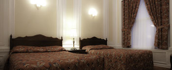 Ambrose House & Cafe - Self Check-in Hotel