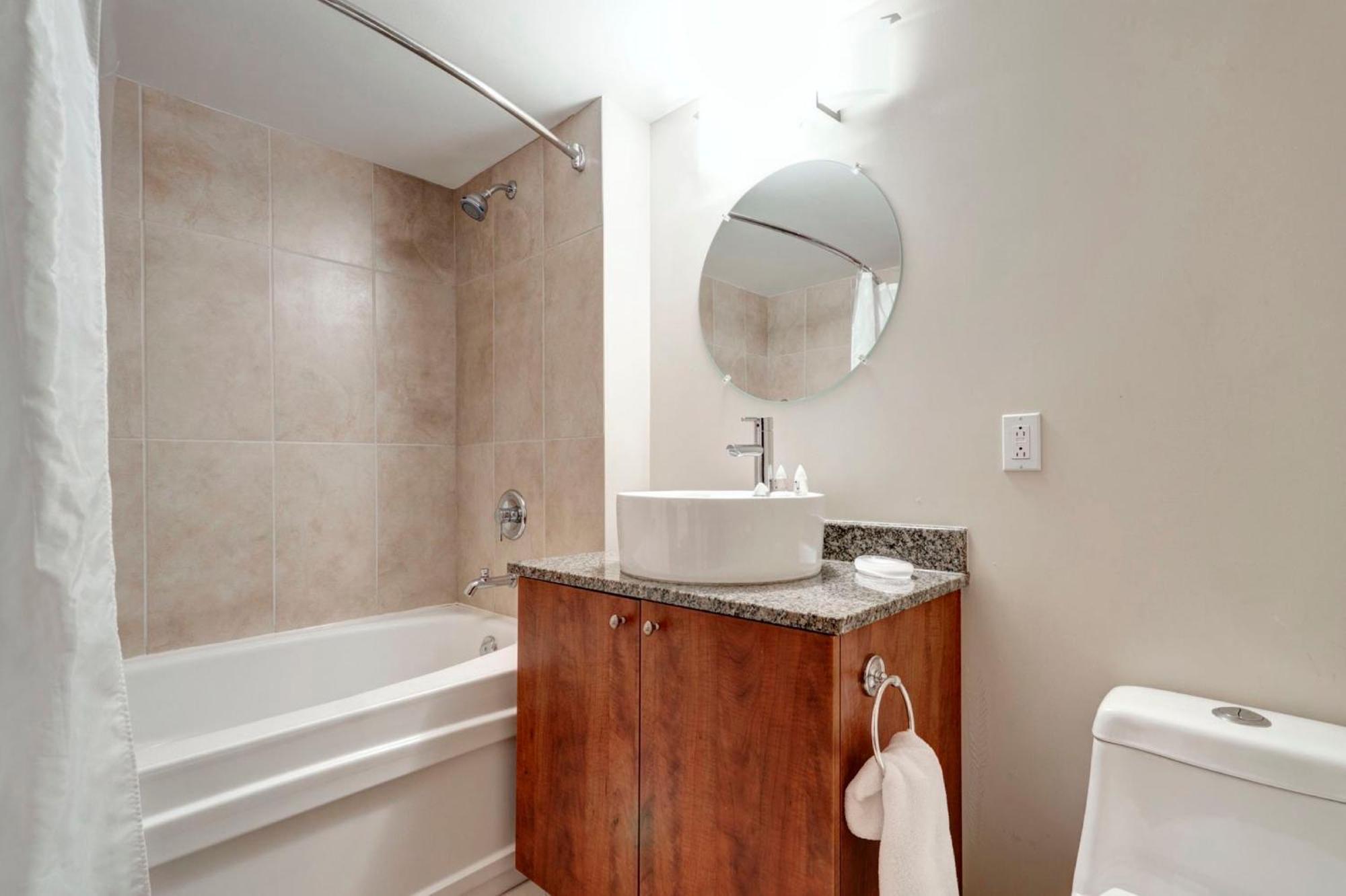 Les Etoiles Apartment Montreal