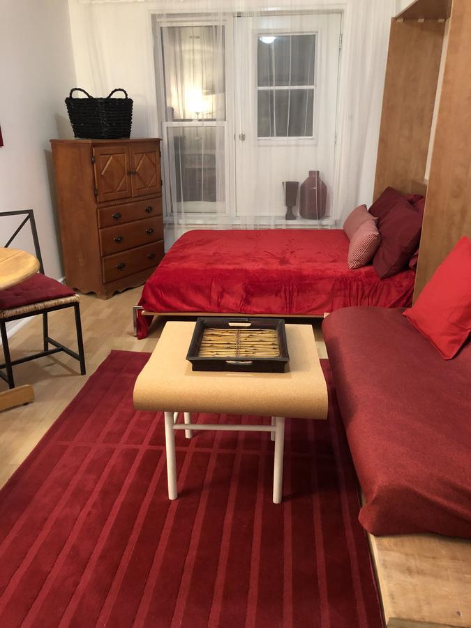 Apartment Bachelors On Saint-denis *