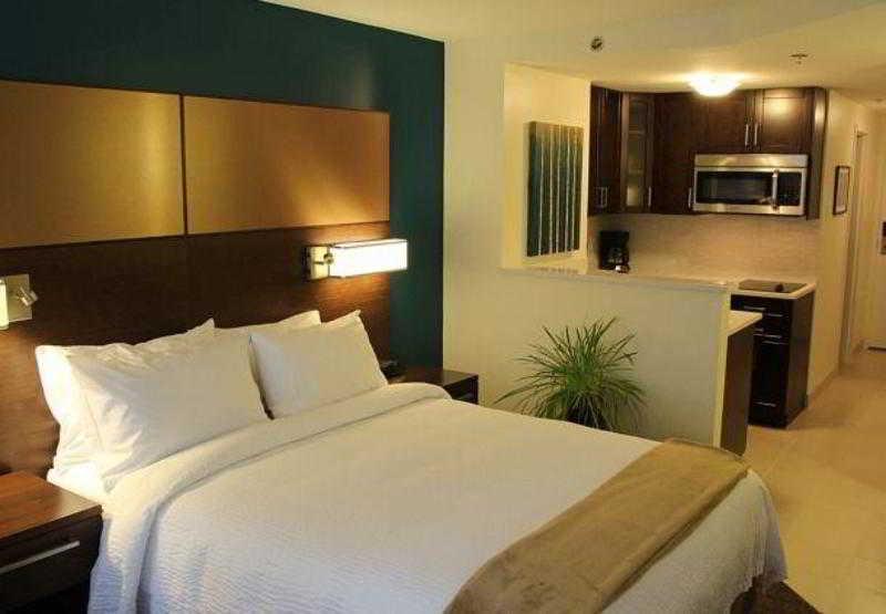 By Marriott Downtown Montreal