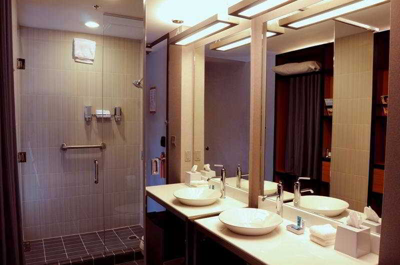 Hotel Aloft Airport 3*