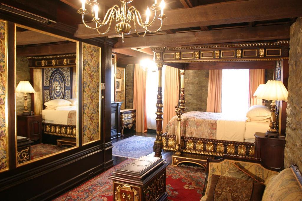 Hotel Pierre Du Calvet Montreal