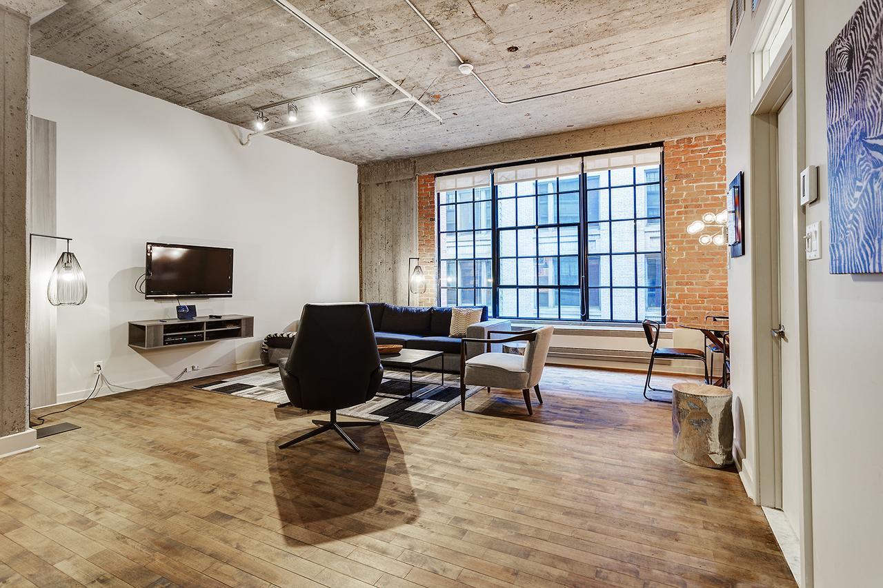 Spacious Loft Next To Square Victoria Apartment *