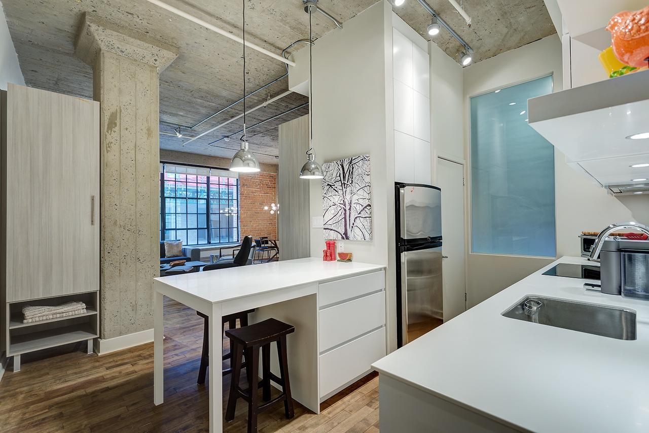 Spacious Loft Next To Square Victoria Apartment *