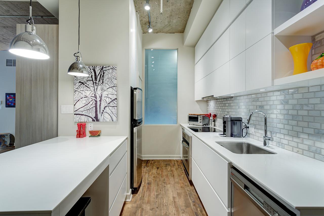 Spacious Loft Next To Square Victoria Montreal