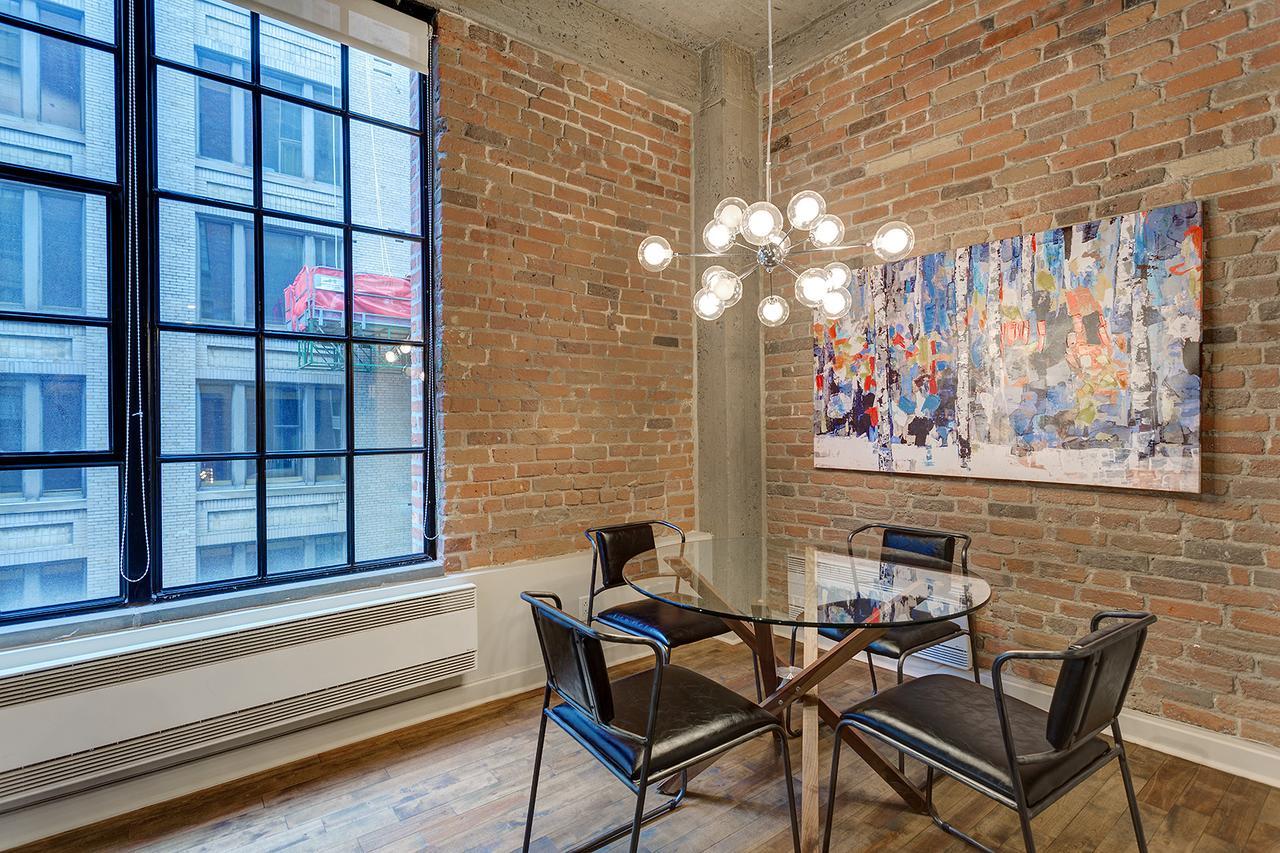 Apartment Spacious Loft Next To Square Victoria *
