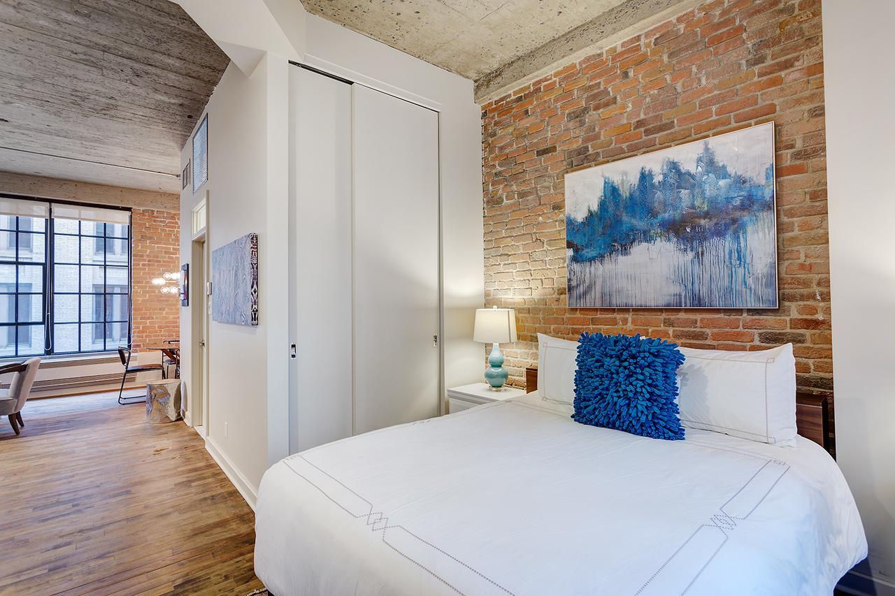 Spacious Loft Next To Square Victoria