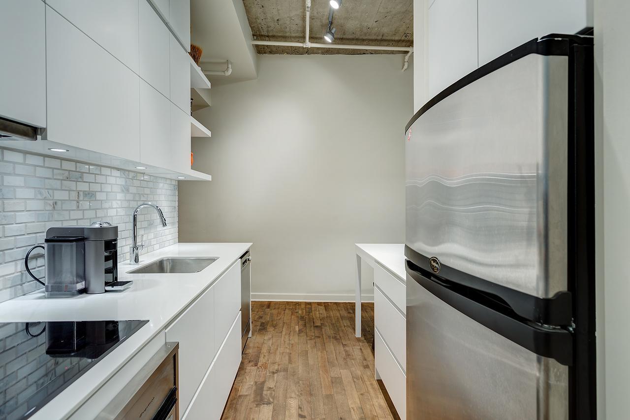 Apartment Spacious Loft Next To Square Victoria *