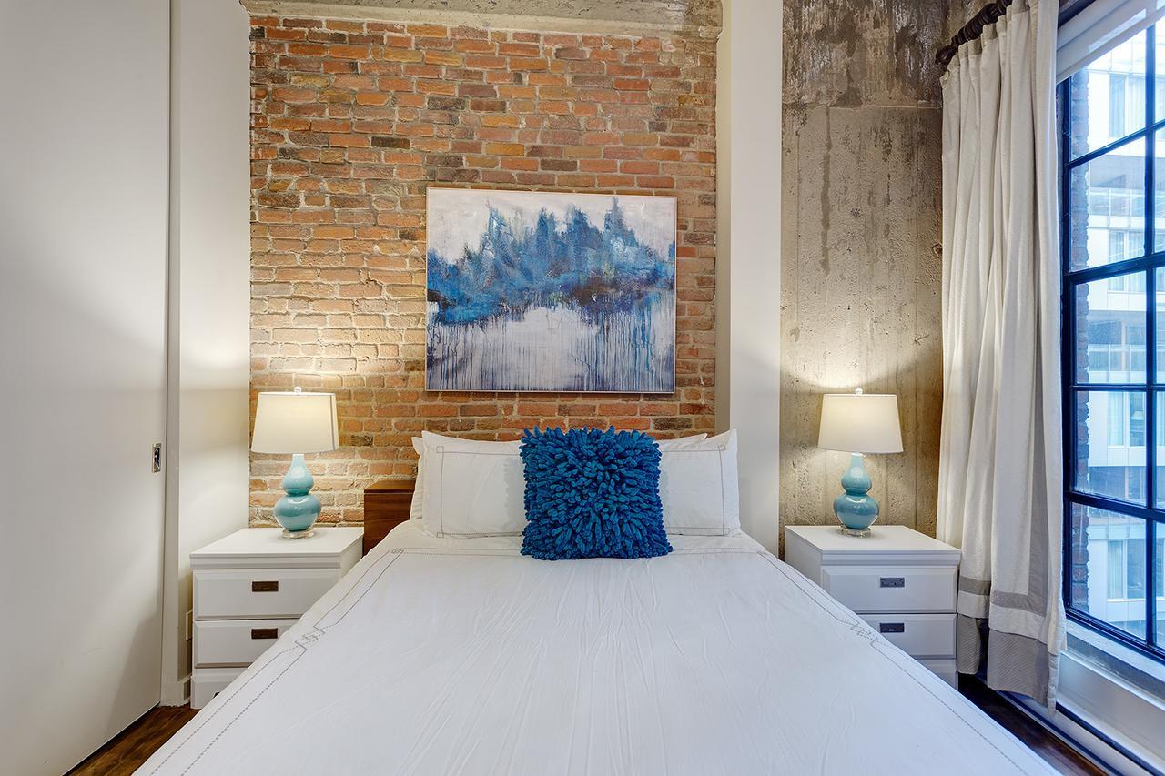 Apartment Spacious Loft Next To Square Victoria