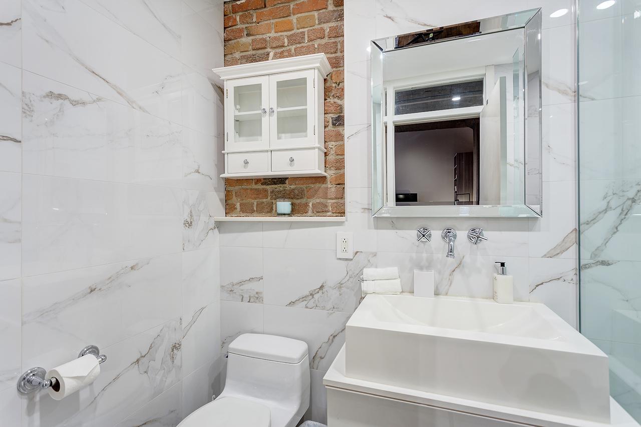 Apartment Spacious Loft Next To Square Victoria Montreal