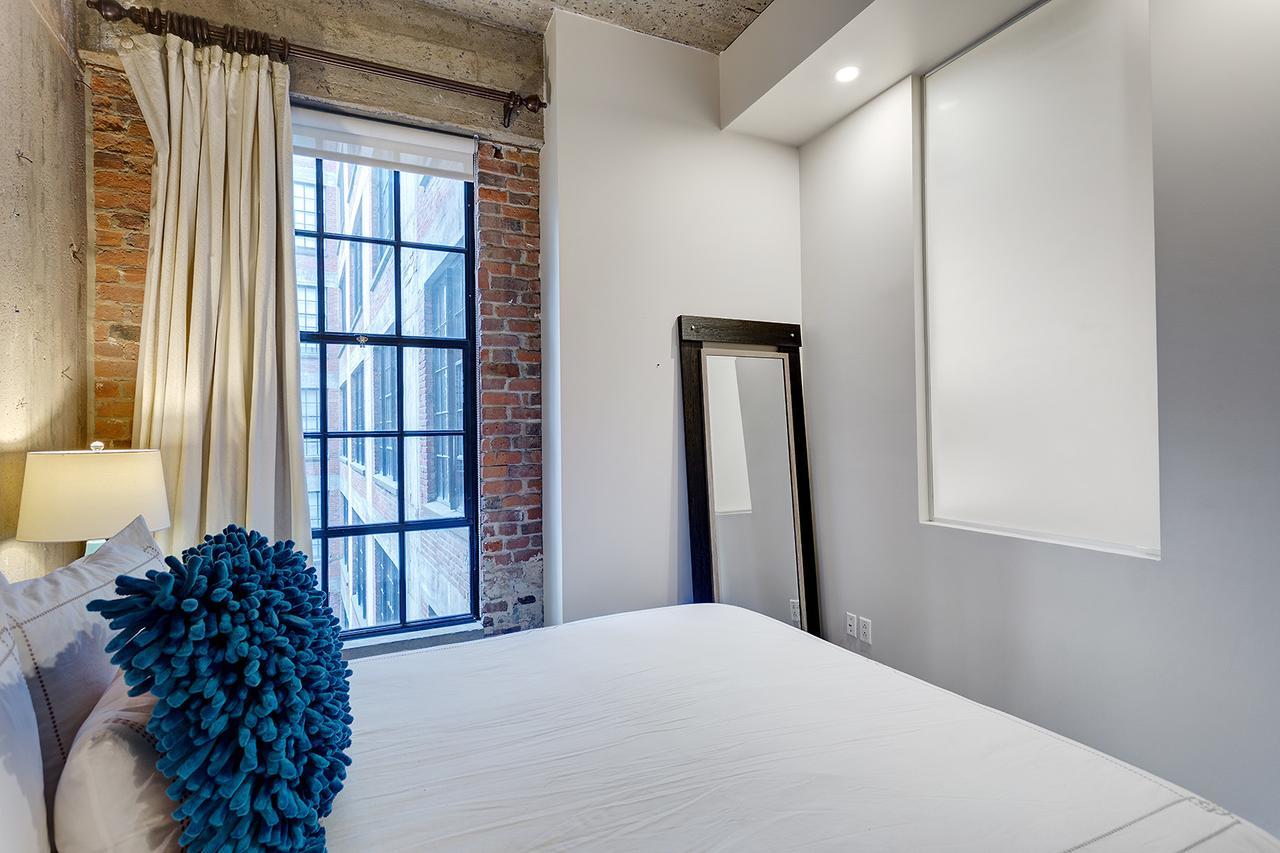 Apartment Spacious Loft Next To Square Victoria *