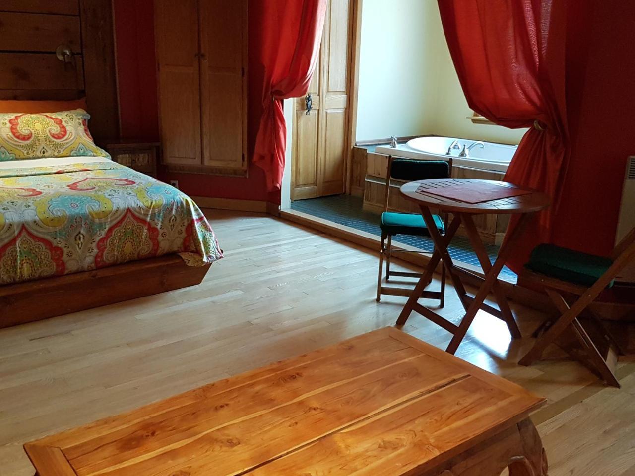 Gite Shezelles Bed & Breakfast Montreal