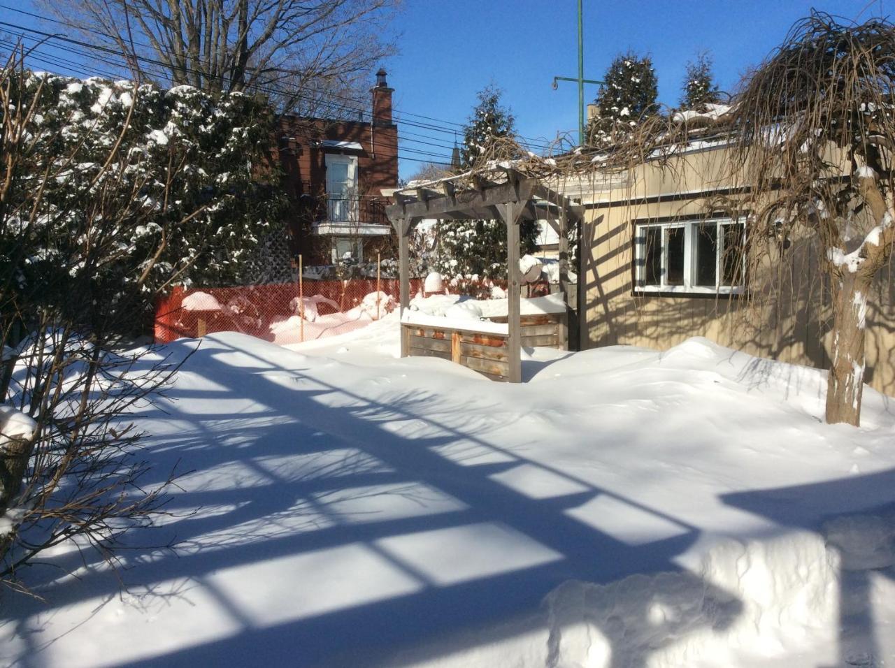 3 Bedrooms 3 Beds Near Metro -2 Parking Free Montreal