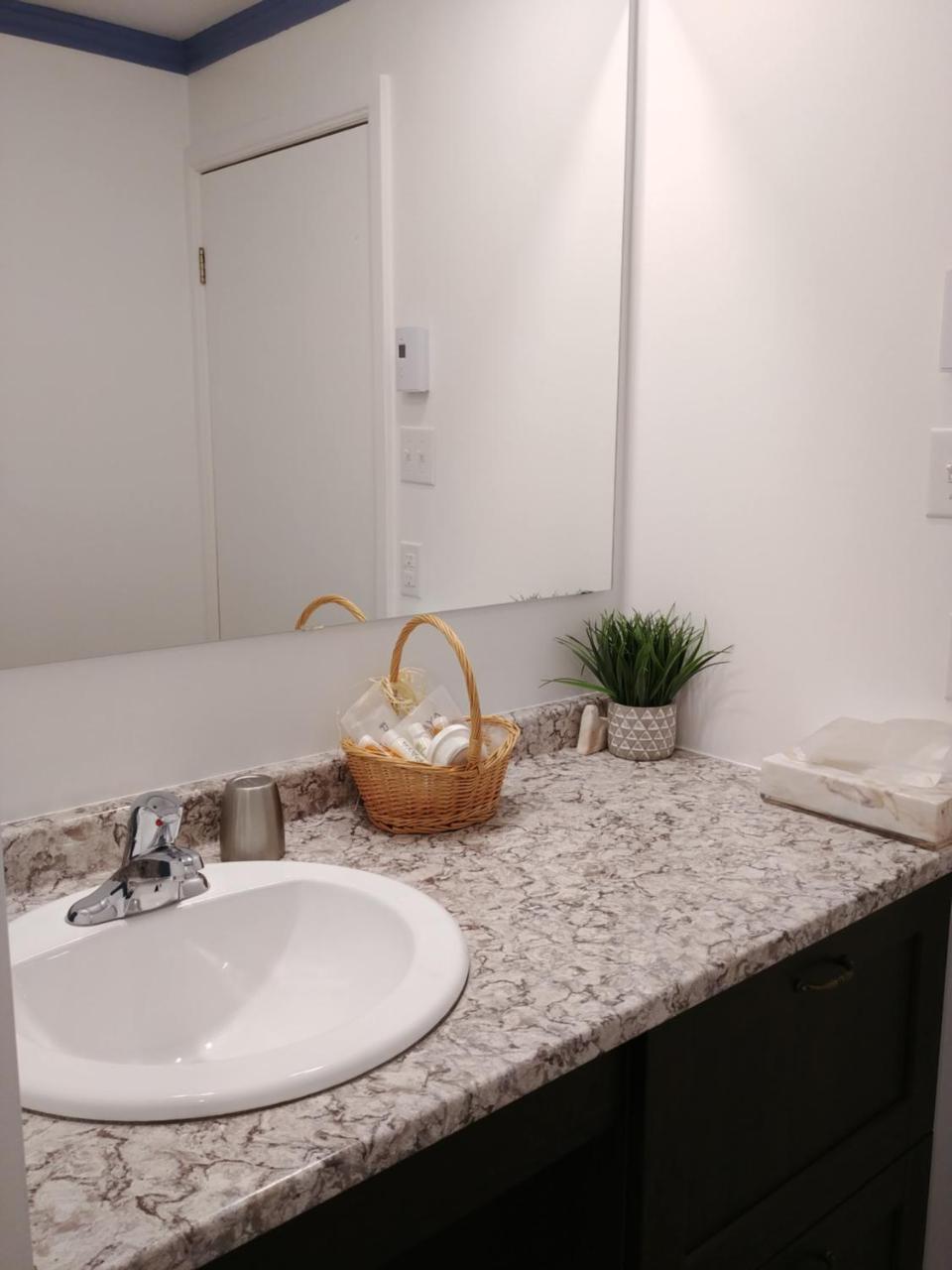 3 Bedrooms 3 Beds Near Metro -2 Parking Free Apartment