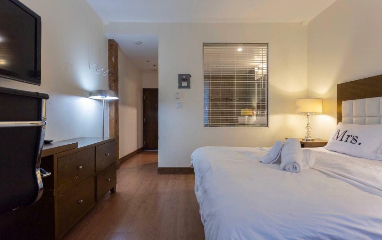 Downtown Crescent Night Life 208# *