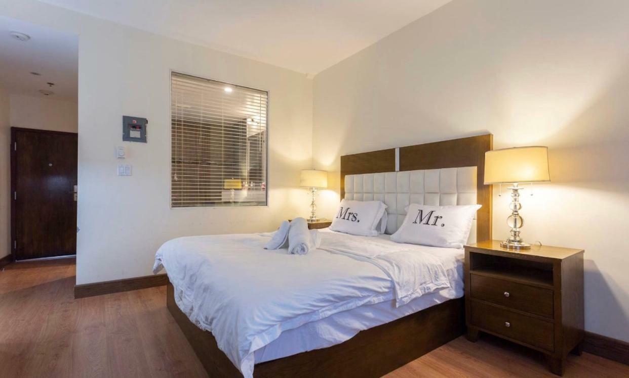 Downtown Crescent Night Life 208# * Montreal