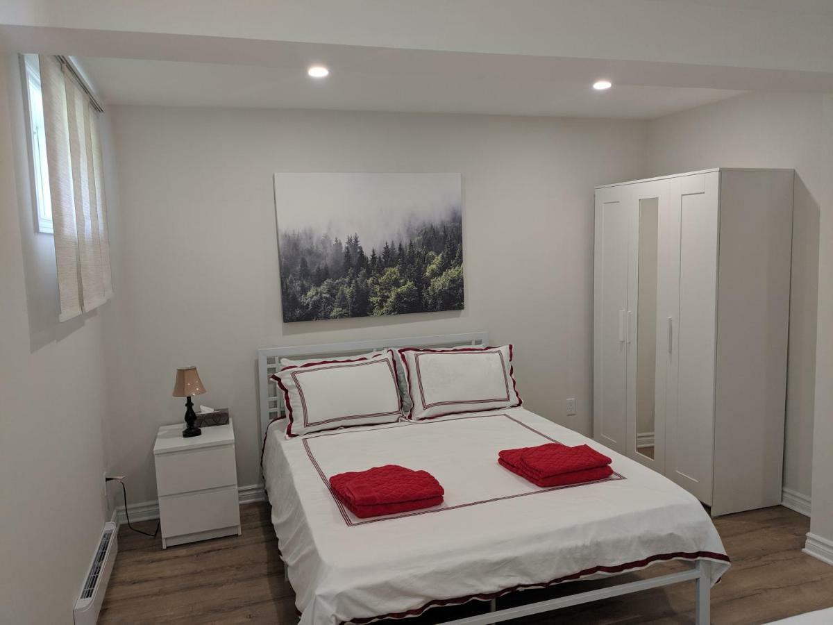 Spacious Basement One Bedroom Apartment, Wifi.