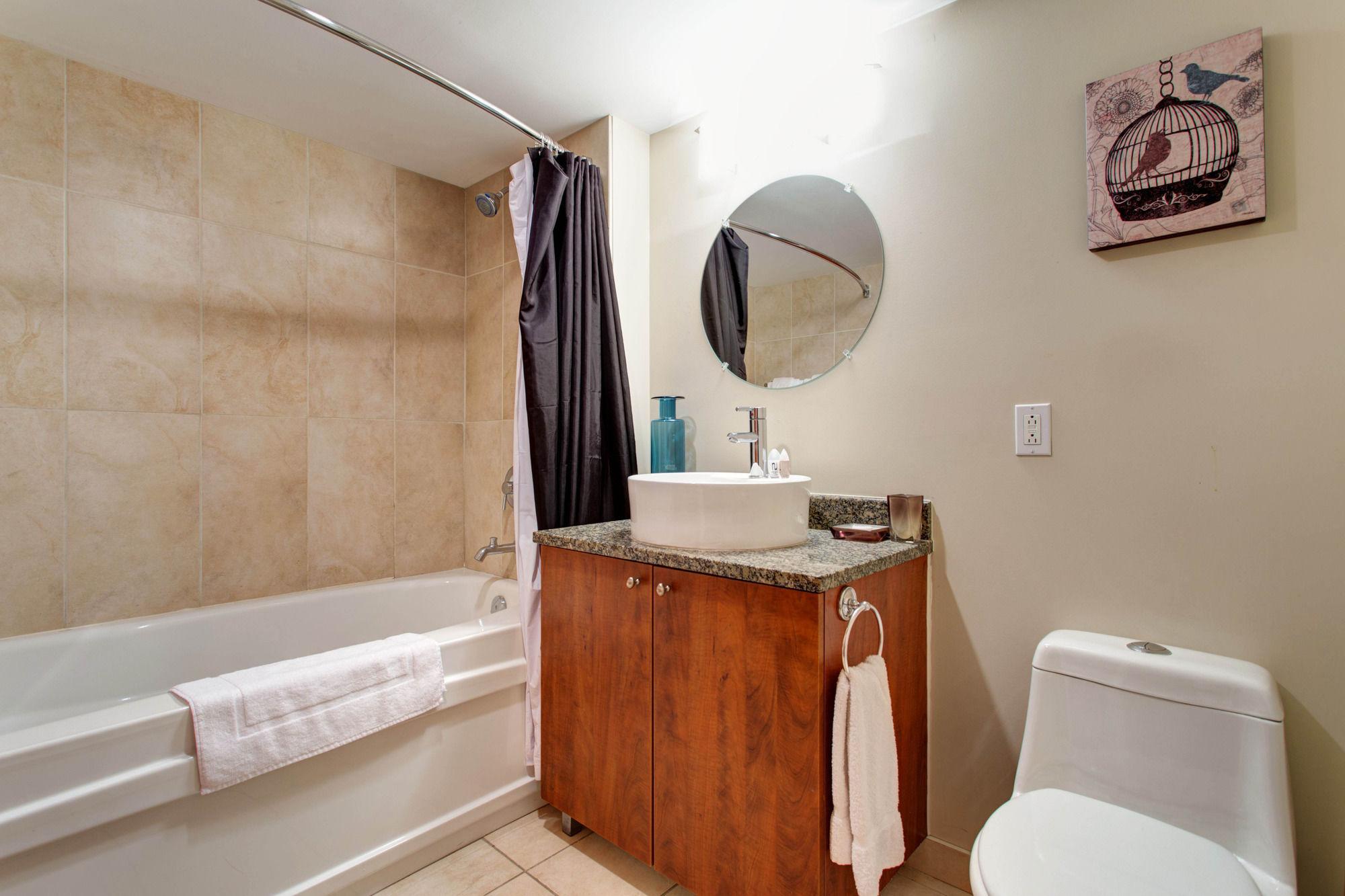 Les Etoiles Apartment Montreal
